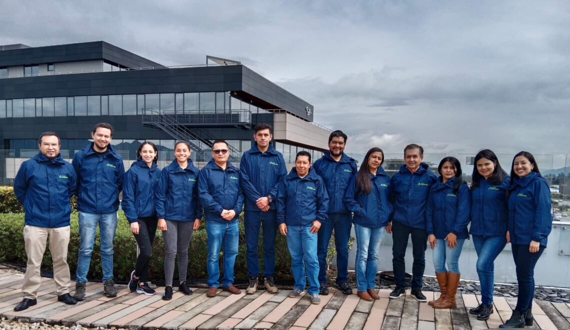 equipo de agroconsultorias en el exterior de sus oficinas