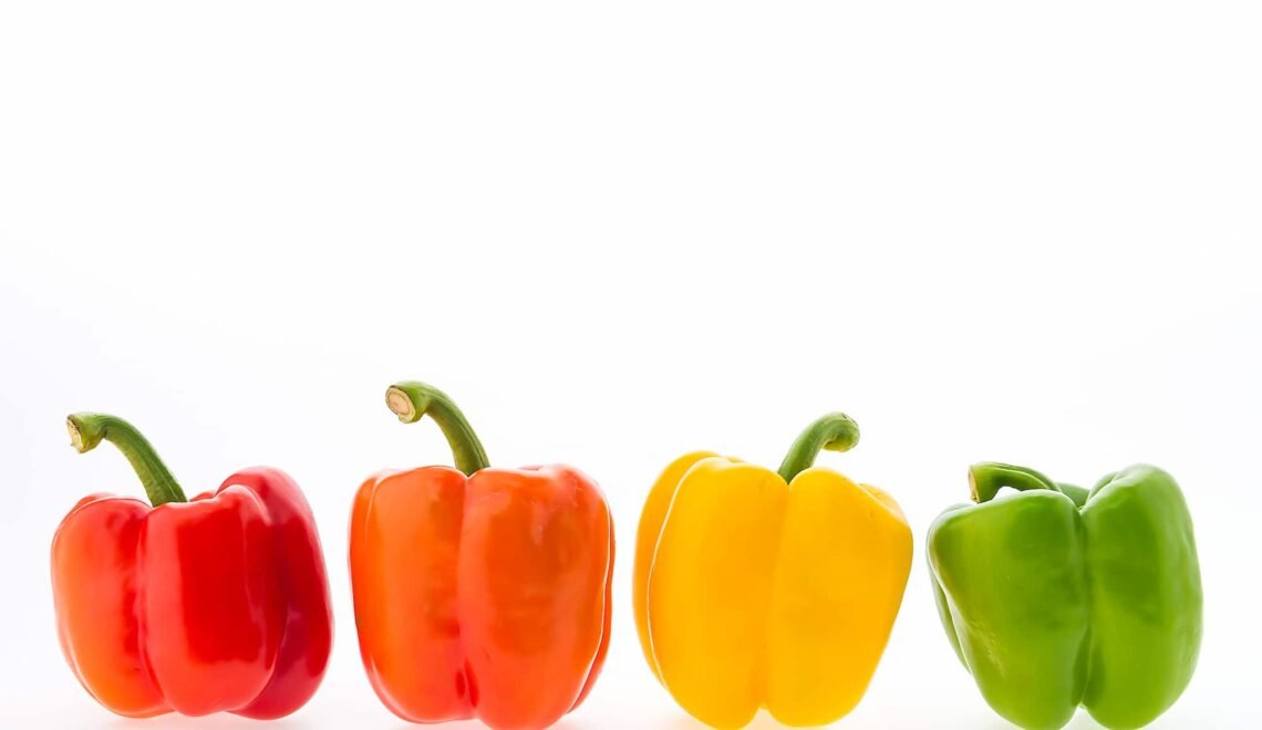 cuatro pimentones de diferentes colores