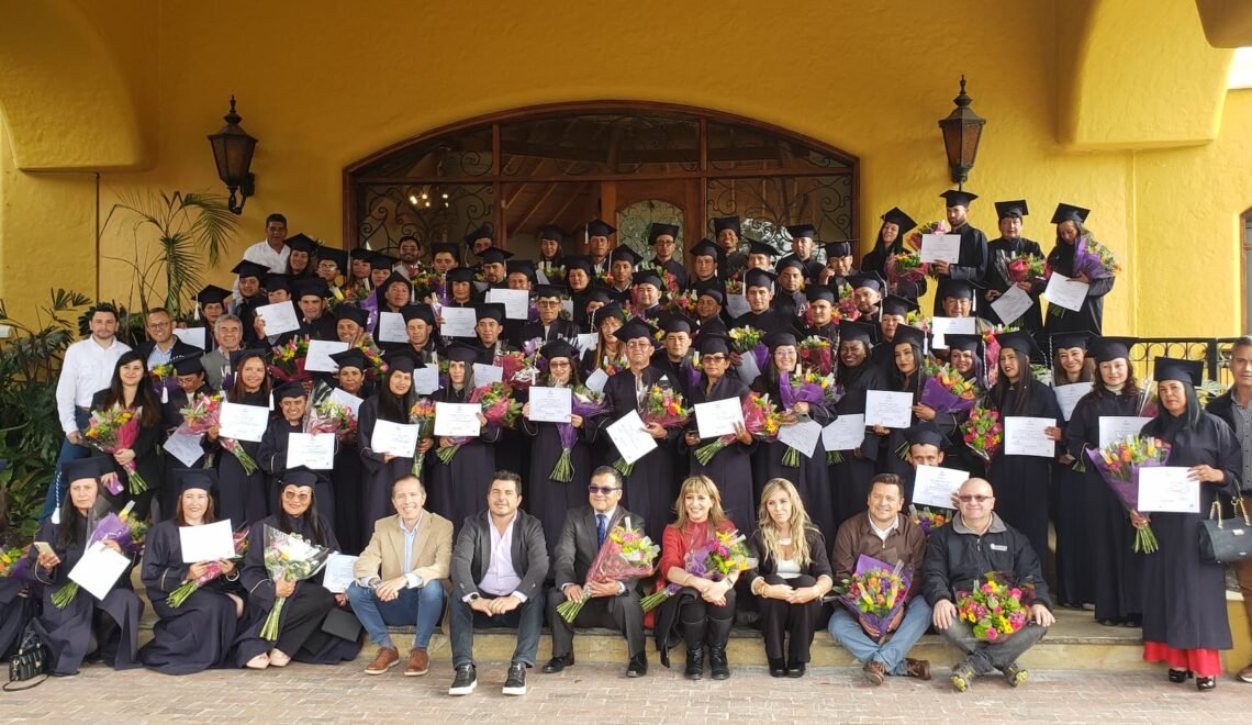 Adama y los supervisores graduados de su programa