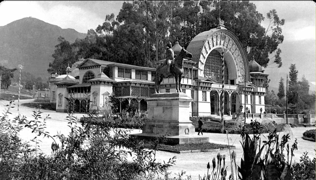 Estatua ecuestre de Bolívar y el Pabellón de la Industria en el Parque de la Independencia en 1910.