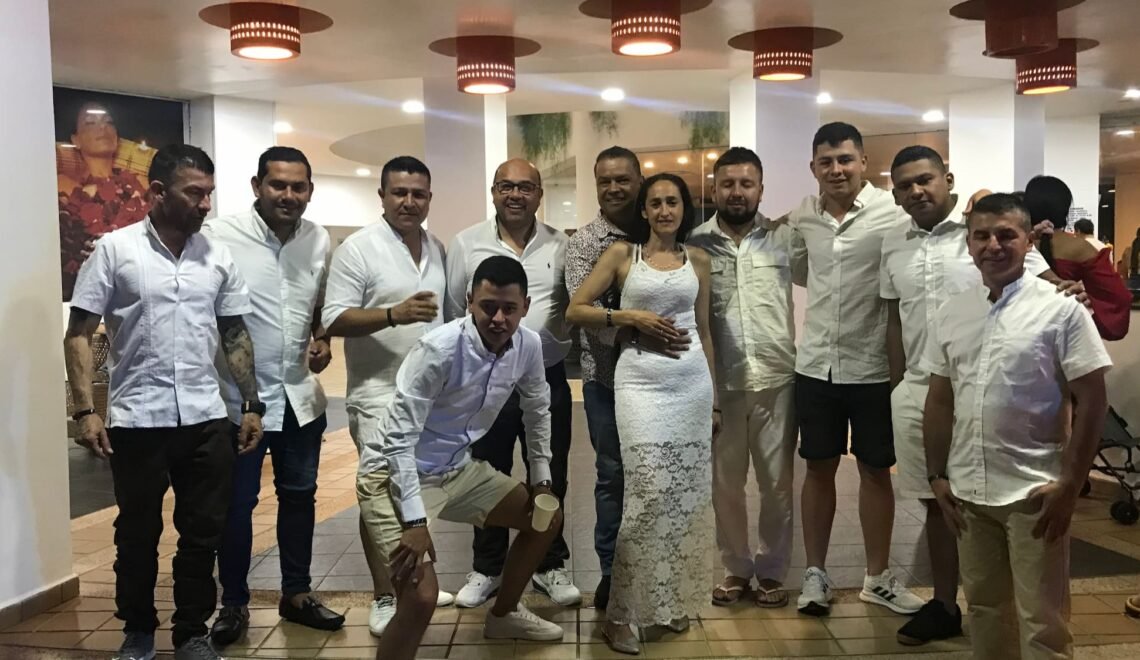 El grupo Sys celebrando sus 20 años de contribuciones al sector floricultor.