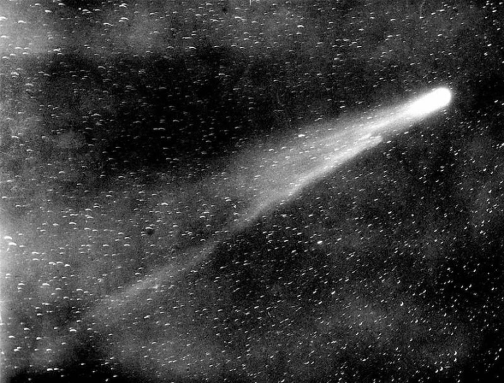 Primera fotografía tomada en 1910 el 20 de abril, al rededor de la 6 de la madrugada se logro observar el cometa halley entre los cerros de Monserrate y Guadalupe