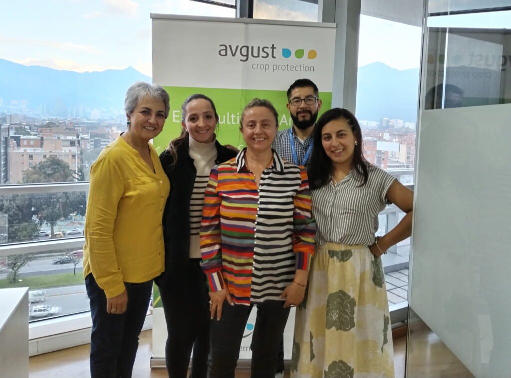 Equipo de Avgust Colombia y revista Metroflor.