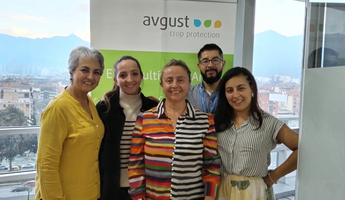 Equipo de Avgust Colombia y revista Metroflor.