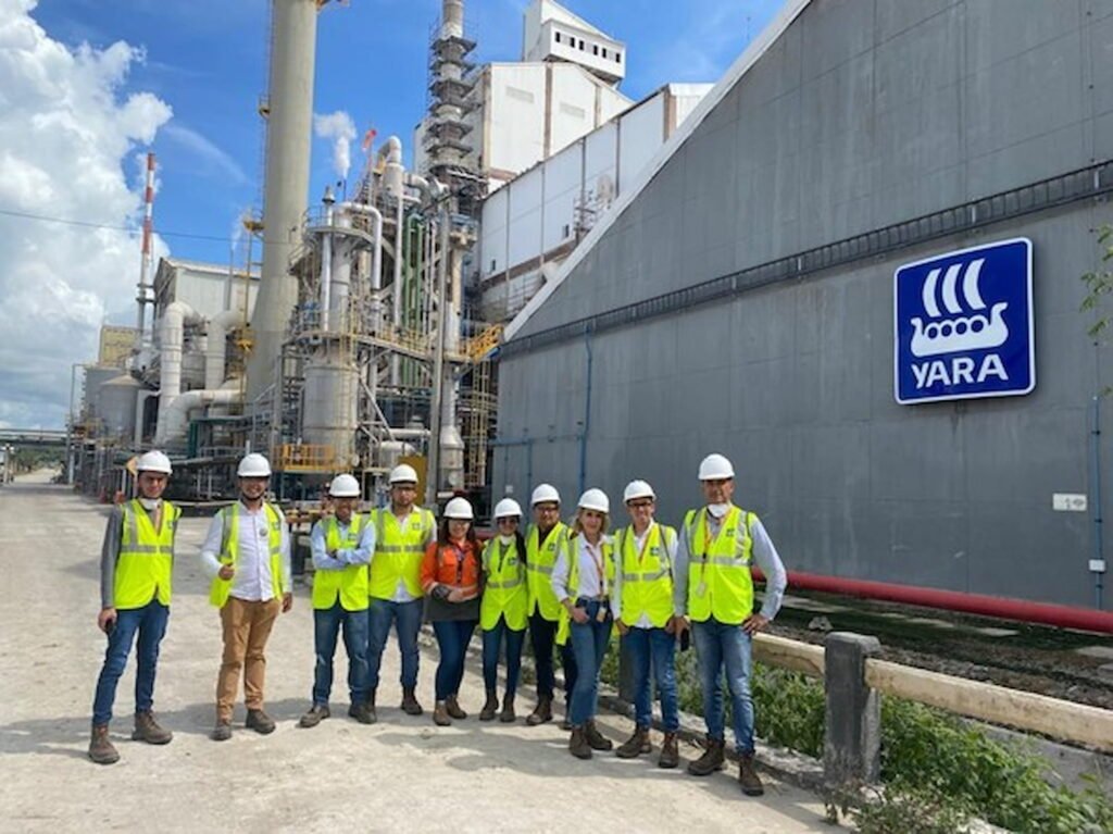 Influenciadores del cultivo de flores, conocieron la producción de fertilizantes y los estándares de calidad de Yara en Cartagena.