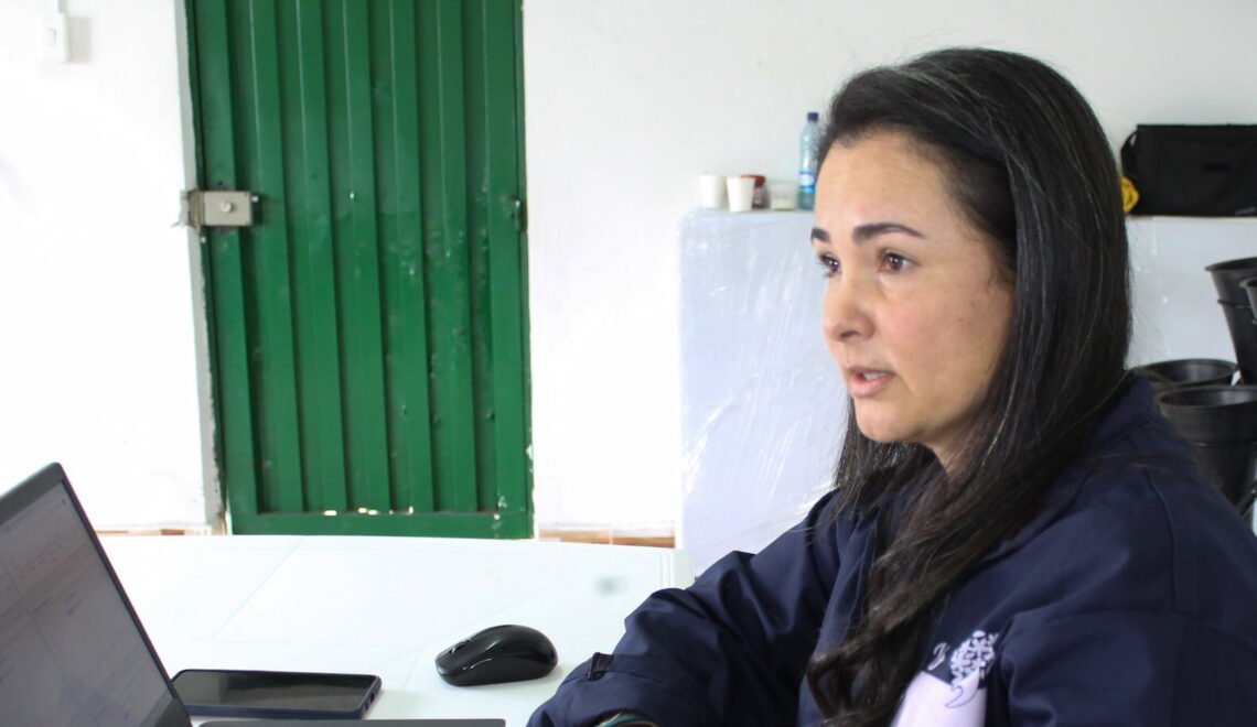 Mujer trabajadora en representación de la economía actual del sector floricultor