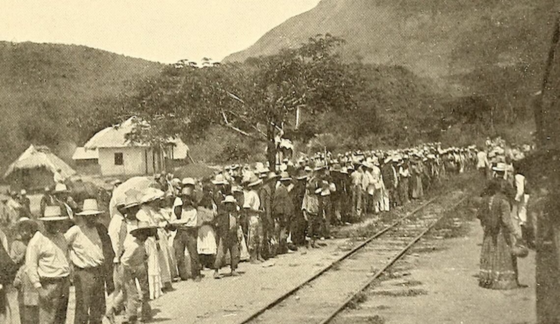 Los trabajadores de la Estación Agronomía saludan al Presidente