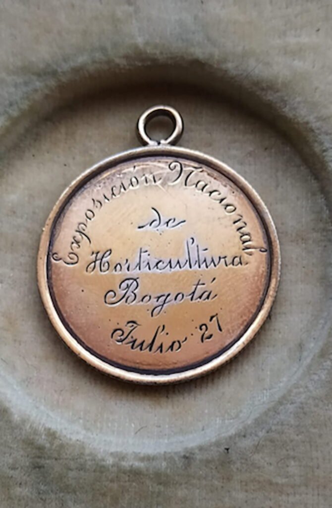 Medalla de premiación por la exhibición de la Penitenciaría Central en la 1ª. Feria Nacional de Horticultura llevada a cabo el 27 de julio del 2103. Colección Gonzalo Ruíz Schnitter