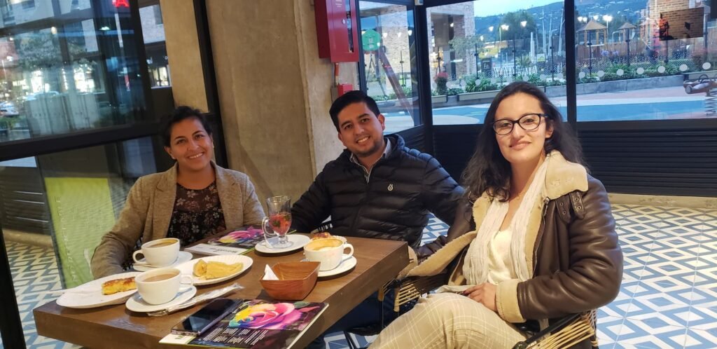 Una tarde casual con Angelica María Pardo de Revista Metroflor, Josef Acero, representante venta técnica de Grupo Excala - Compañia de empaques- y Wendy Porras.