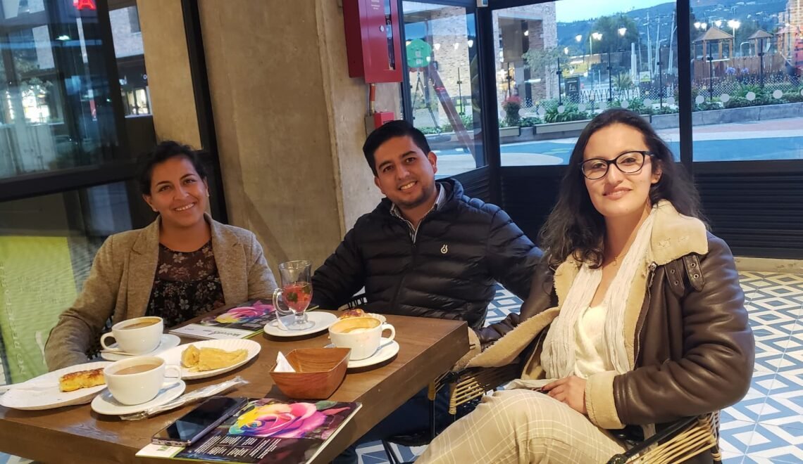 Una tarde casual con Angelica María Pardo de Revista Metroflor, Josef Acero, representante venta técnica de Grupo Excala - Compañia de empaques- y Wendy Porras.