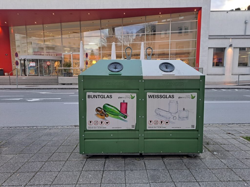 Lo que al principio parecía una obra que quitaba encanto a la plaza central de Villach (Austria) escondía un proyecto innovador: convertir la ciudad en una ciudad esponja. Un modelo urbano que busca transformar los espacios para enfrentar el calor y las lluvias extremas, mediante más árboles, materiales porosos y soluciones sostenibles que ya se aplican en ciudades de todo el mundo.
