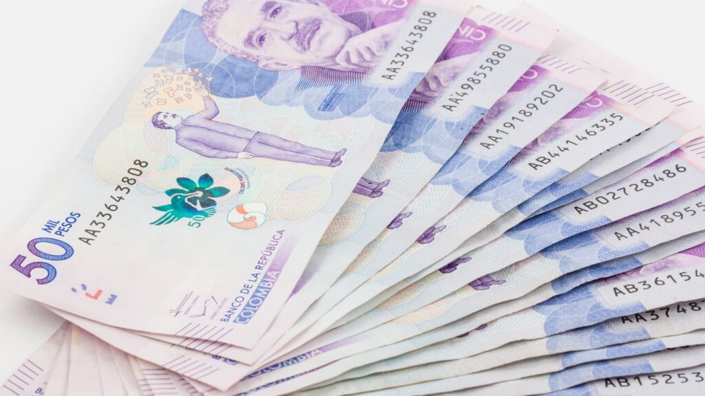 Billetes de $50.000 pesos colombianos referentes al salario mínimo
