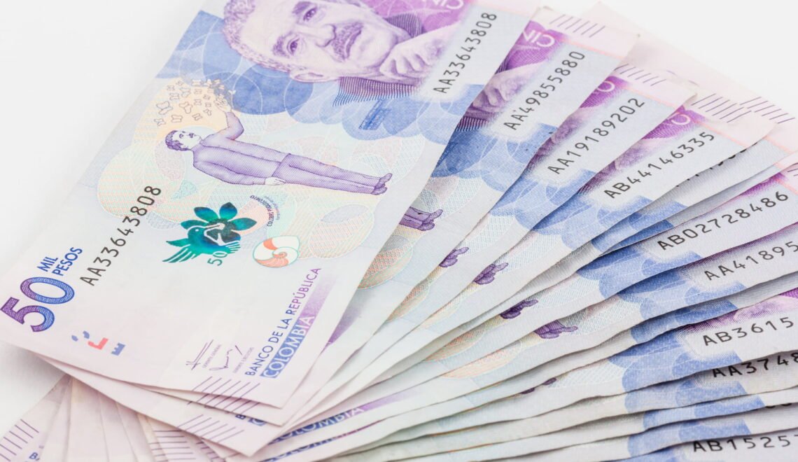 Billetes de $50.000 pesos colombianos referentes al salario mínimo